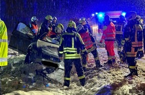 Feuerwehren VG Westerburg: FW VG Westerburg: Gefahrguttransporter schiebt PKW von der Straße - Fahrerin wird in ihrem Fahrzeug eingeklemmt