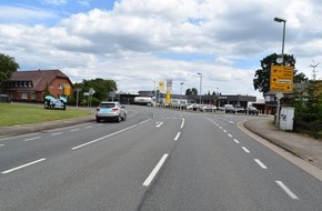 Polizeiinspektion Nienburg / Schaumburg: POL-NI: Verkehrsunfall in Nendorf zwischen Lkw und Pkw; ein Kind leicht verletzt