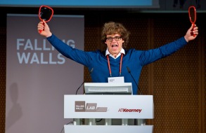 Kearney: Falling Walls Lab sucht 100 Ideen, um die Welt zu verändern / Junge talentierte Forscher, Unternehmer und Berufstätige können sich bis zum 22. September 2013 bewerben