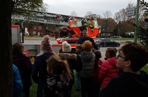 Feuerwehr Bottrop: FW-BOT: Schülerinnen und Schüler schmücken Weihnachtsbaum der Feuerwehr