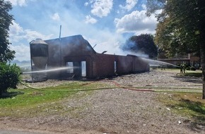 Kreisfeuerwehrverband Rendsburg-Eckernförde: FW-RD: Scheune mit 2200 Küken brennt ab - 100 Feuerwehrleute im Einsatz