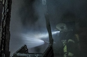 Feuerwehr Gelsenkirchen: FW-GE: Wohnhaus in der Gelsenkirchener Neustadt bei Feuer komplett zerstört