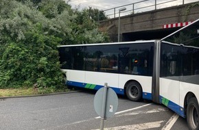 Polizei Duisburg: POL-DU: Friemersheim: Linienbus kollidiert mit Mauer