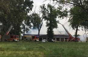 Feuerwehr Gelsenkirchen: FW-GE: 1. Presseinformation über das Feuer auf dem Bauernhof in Gelsenkirchen-Hassel