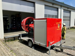 FW-OLL: Ausgelöste Brandmeldeanlage verhindert Schlimmeres - Erster Realeinsatz für Großlüfter der Kreisfeuerwehr Oldenburg