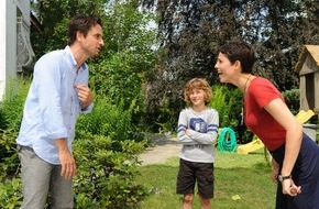SAT.1: Jasmin Gerat und Oliver Mommsen sind "Tierisch verknallt" in der SAT.1-Familienkomödie am 13. März 2012, um 20.15 Uhr. (mit Bild)