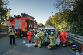 FW Menden: Folgenschwerer Auffahrunfall - Zwei Verletzte auf der B515 in Halingen