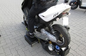 Polizeidirektion Flensburg: POL-FL: Treia - Freitagabend: Clique alarmiert, Rollerquartett gestellt, Mofa auf über 100 km/h getunt, Distanzring verliehen