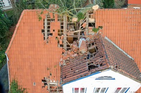 FW-RD: Sturmtief &quot;Nadia&quot; zerstört historisches Haus in Eckernförde In der Straße Vogelsang in Eckernförde, wurde am Sonntag (30.01.2022) ein historisches Haus durch einen umgeknickten Baum zerstört.