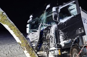 Polizeiinspektion Stade: POL-STD: 12-j&auml;hriger Junge beim Abbrennen eines B&ouml;llers schwer verletzt, Neun Unf&auml;lle durch Schnee- und Eisgl&auml;tte auf den Stra&szlig;en im Landkreis