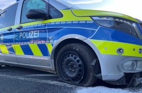 Polizei Mettmann: POL-ME: Unfall auf Einsatzfahrt: Streifenwagen besch&auml;digt - 2605074