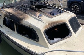Polizei Duisburg: POL-DU: Duisburg/Waltrop: Sportboot geriet in Brand
