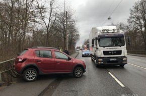 Polizeipräsidium Westpfalz: POL-PPWP: Lastwagen kollidiert mit pkw - Bundesstraße kurzfristig gesperrt