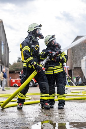 FW-KLE: Jahresübung der Freiwilligen Feuerwehr Bedburg-Hau: Wenn das Löschwasser nicht vor der Haustür liegt