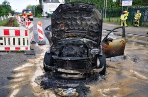 Polizei Mettmann: POL-ME: Brennender Mercedes sorgte für Verkehrsbeeinträchtigungen - Monheim / Langenfeld - 2105089