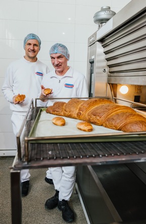 XXL-Croissant auf der Messe ISM &ndash; mit 85 Zentimetern holt KuchenMeister den Back-Weltrekord nach Deutschland