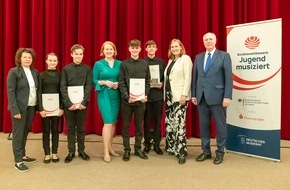 Deutscher Musikrat gGmbH: Bundeswettbewerb Jugend musiziert Bundesfamilienministerin Lisa Paus und Sparkassen-Sonderpreis