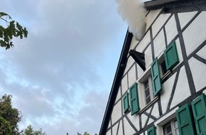 Feuerwehr Haan: FW-HAAN: Brand im Dachgeschoss eines Fachwerkhauses