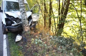 Kreispolizeibehörde Siegen-Wittgenstein: POL-SI: Hustenanfall am Steuer: Sprinterfahrer kollidiert frontal mit Baum