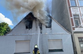 Feuerwehr Bremerhaven: FW Bremerhaven: Wohnungsbrand im Stadtteil Bremerhaven-Lehe. Wohnung brennt vollständig aus.
