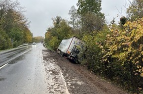 Polizeidirektion Landau: POL-PDLD: Vollsperrung Fahrbahn nach umgestürztem Lkw