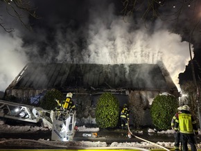 FW-AUR: Geb&auml;ude nach Durchz&uuml;ndung vollst&auml;ndig in Flammen