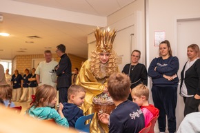 Pressemitteilung: Nürnberger Christkind bringt Weihnachtszauber in die Kinderklinik des Klinikums Nürnberg