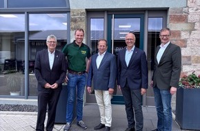 Bundesverband Garten-, Landschafts- und Sportplatzbau e. V. GaLaBau / Gr&uuml;n in die Stadt: MdB Haase besucht GaLaBau-Betrieb in H&ouml;xter
