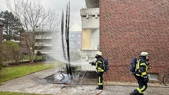 FFW Gemeinde Schwalmtal: FFW Schwalmtal: Brennender Baum an Mehrfamilienhaus löst Feuerwehreinsatz aus