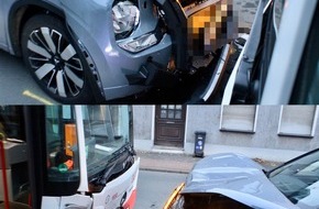 Polizei Duisburg: POL-DU: Alt-Homberg: Auto kollidiert mit Linienbus