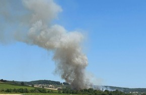 Feuerwehr, Katastrophenschutz und Rettungsdienst Rheingau-Taunus-Kreis: FW Rheingau-Taunus: 26.000 Quadratmeter Feld in Flammen. 120 Einsatzkräfte im Einsatz.