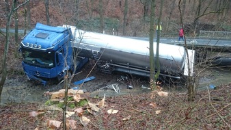 Polizeiinspektion Hameln-Pyrmont/Holzminden: POL-HOL: Molke-Transporter landet bei Glesse im Graben / 
Fahrer unverletzt / 30.000 Euro Sachschaden