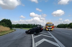 Polizeiinspektion Hildesheim: POL-HI: Pkw überschlägt sich nach Kollision mit Lkw - Fahrer leicht verletzt