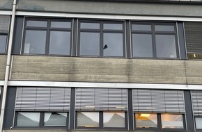 Polizeidirektion Kaiserslautern: POL-PDKL: Fensterscheibe bei IGS eingeworfen