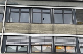 Polizeidirektion Kaiserslautern: POL-PDKL: Fensterscheibe bei IGS eingeworfen
