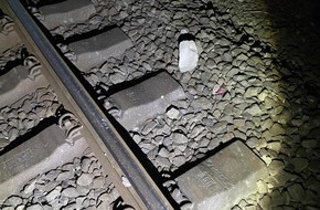 Bundespolizeiinspektion Magdeburg: BPOLI MD: Betonplatte auf Gleis gelegt und ICE mit Teil eines Metallbettes beworfen - Zeugenaufruf