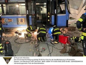 FW-M: Straßenbahn entgleist in Haltestelle (Schwabing)