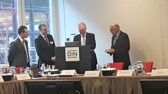 Deutsche Verkehrswacht e.V.: Ehrenpräsident in der DVW erhält höchste Auszeichnung des DIN