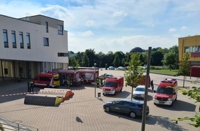 Freiwillige Feuerwehr Osterholz-Scharmbeck: FW Osterholz-Scharm.: Gefahrstoffeinsatz an Schule