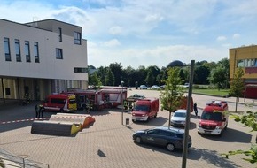 Freiwillige Feuerwehr Osterholz-Scharmbeck: FW Osterholz-Scharm.: Gefahrstoffeinsatz an Schule