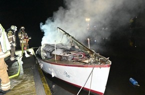 Polizeiinspektion Stade: POL-STD: Segelboot bei Feuer im Stader Holzhafen vollständig zerstört - Bootseigner leicht verletzt