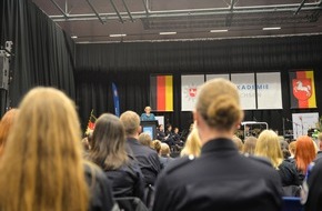 Polizeiakademie Niedersachsen: POL-AK NI: Polizeiakademie Niedersachsen verabschiedet über 400 neue Polizeikommissarinnen und -kommissare / Erstmalige Teilnahme einer Bremer Studiengruppe an der Abschlussfeier des Bachelor-Studienjahrgangs