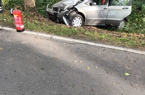 Freiwillige Feuerwehr Gemeinde Schiffdorf: FFW Schiffdorf: Auto fährt gegen Baum: Großvater und Enkel kommen ins Krankenhaus