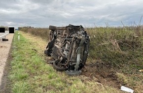 Polizeidirektion Landau: POL-PDLD: Totalschaden nach Verkehrsunfallflucht