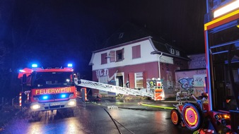 Feuerwehr Mülheim an der Ruhr: FW-MH: Brand im Eingangsbereich eines leerstehenden Gebäudes