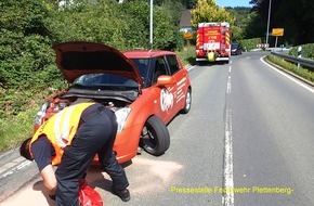 Feuerwehr Plettenberg: FW-PL: Traggelenk an PKW während voller Fahrt in Affelner Straße in Plettenberg Eiringhausen gebrochen. Feuerwehr streute Getriebeöl ab. Keine Verletzten.