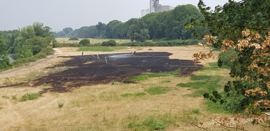 Feuerwehr Mülheim an der Ruhr: FW-MH: Anhaltende Trockenheit - Größerer Flächenbrand an der Raffelbergbrücke