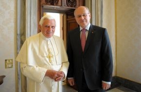 CDU/CSU - Bundestagsfraktion: Volker Kauder beim Papst (mit Foto)