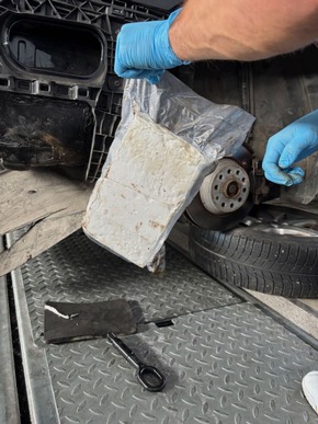 ZOLL-H: - Zoll stellt 19 kg mutmaßliches Amphetamin auf der Autobahn bei Bremen sicher - Drogen im Straßenwert von 285.000 Euro beschlagnahmt, Fahrerin in Untersuchungshaft