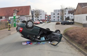Kreispolizeibeh&ouml;rde H&ouml;xter: POL-HX: Auto bleibt auf dem Dach liegen